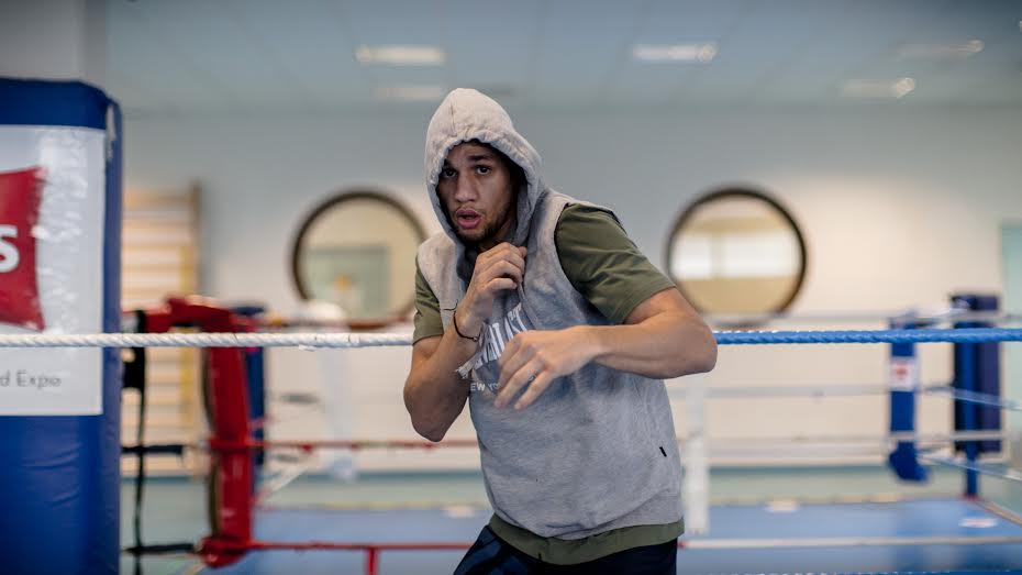 Photo de Le boxeur franco-marocain Ahmed El Mousaoui participe à un combat de reprise