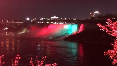 Photo de Diapo. Au Canada: les chutes du Niagara et la tour CN se drapent aux couleurs du Maroc pour célébrer la fête du Trône