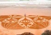 Photo de Abderrahmane Bouihlougat, transformer le sable des plages en toile pour des tableaux