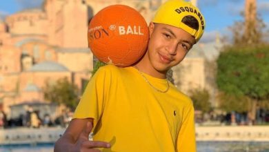 Photo de Mehdi Amri, jeune bruxellois d’origine marocaine et virtuose du ballon rond, a ouvert dans la commune de Laeken une école de freestyle pour enseigner aux enfants le Pannahouse «  petit pont  ».