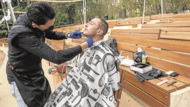 Photo de Isaac Bousnane est un coiffeur d’origine marocaine résidant à Malaga. Sa particularité est qu’il offre gracieusement ses services aux sans-abris de la ville et les encourage à changer de vie.